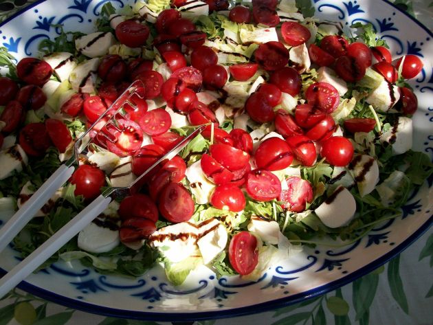 Bunte Salatplatte mit geräuchertem Fisch | Pronatura Bioshop